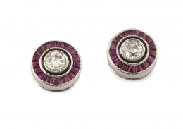 691.  Pendientes ojo de perdiz con brillantes en chatón orlados de rubíes calibrados.