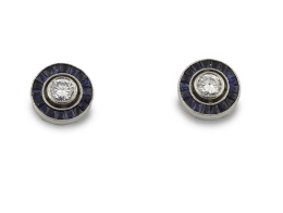 679.  Pendientes ojo de perdiz con brillantes en chatón orlados de zafiros calibrados.