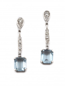 681.  Pendientes largos con topacios azules de talla esmeralda colgantes de doble lágrima de brillantes.