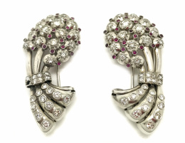 818.  Broche doble clip años 40 de rubíes y brillante en platino con diseño a modo de ramos abrazados por lazos