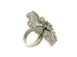 815.  Importante sortija flor de brillantes años c.1930 realizada en platino