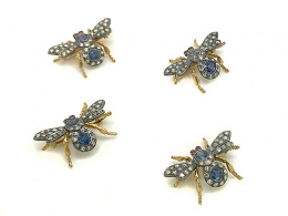 666.  Conjunto de cuatro broches en forma de moscas con zafiros, brillantes y ojos de rubí