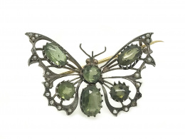 803.  Broche de mariposa de pp. S.XX con peridotos facetados y diamantes en montura de oro de 14K. con frente de plata