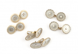 110.  Gemelos dobles circulares Art-Decó con parejas de botones de nácar y perla fina central en marco de platino a modo de cordoncillo