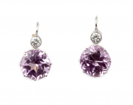 235.  Pendientes con rosa de francia de talla redonda que pende de chatón de brillante