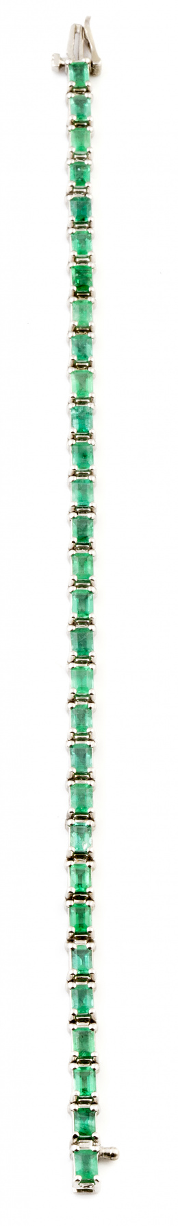 333.  Pulsera rivière de 30 esmeraldas talla esmeralda rectangular que suman 6 ct  en montura articulada de oro blanco de 18K.