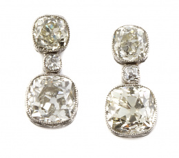 365.  Pendientes de pp.s.XX con tres brillantes de talla antigua en montura de platino