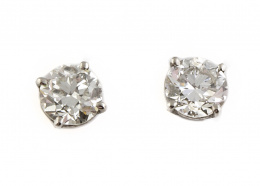250.  Pendientes dormilonas con solitarios de brillante de peso estimado 0,70 ct ,color estimado I y grado de pureza Vs2
