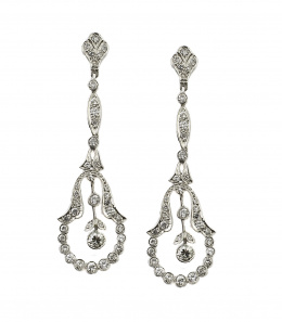133.  Pendientes largos de brillantes estilo Belle époque, en forma de campanilla con centro colgante de chatónes y hojitas