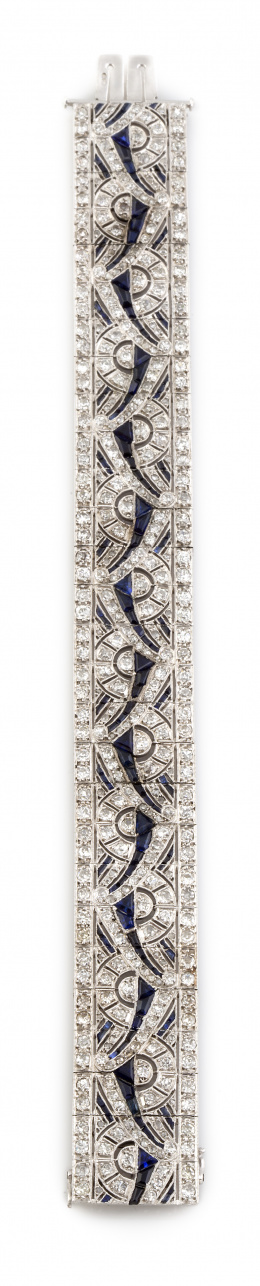 352.  Elegante Brazalete Art-Decó de brillantes,diamantes de talla antigua y zafiros calibrados en montura de platino con punzones franceses de importación