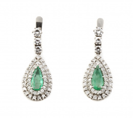 230.  Pendientes largos con perillas de esmeralda en doble orla de brillantes,colgantes de tres brillantes en línea