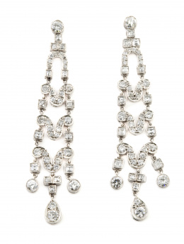 370.  Pendientes largos de platino y brillantes estilo Art-Decó con diseño de camapana estilizada .