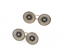 115.  Gemelos Art-Decó circulares en nácar,con brillante en chatón central orlado por un hexágono de zafiros calibrados