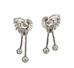 214.  Pendientes largos años 40 con pieza superior en forma de abanico de la que penden dos lineas de baguettes rematadas por brillantes colgantes.