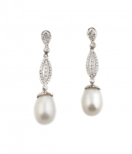 317.  Pendientes largos de brillantes con perillas de perlas australianas colgantes en montura de platino
