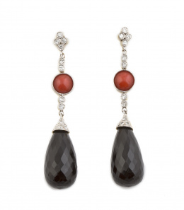 215.  Pendientes largos con perillas de ónix facetado que penden de chatones de brillantes y piezas circulares de coral