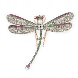 205.  Broche años 30 en forma de gran libélula, realizada con brillantes,esmeraldas y rubíes calibrados
