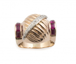 201.  Sortija años 40 con semiesfera gallonada atravesada por línea de brillantes entre bandas curvas de rubíes sintéticos