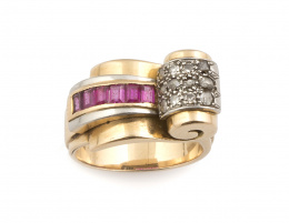 202.  Sortija chevalière años 40 con arco de diamantes en lateral y banda central de rubíes calibrados