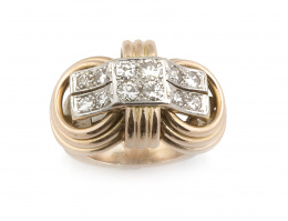 209.  Sortija chevalier años 40 con aros de oro escalonados y dos bandas centrales de brillantes