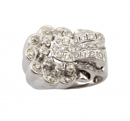 585.  Sortija estilo chevalier de platino y brillantes con flor lateral y onda elevada