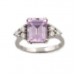 656.  Sortija con rosa de Francia talla rectangular entre tríos de brillantes en oro blanco de 18K