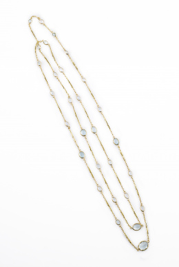 276.  Collar con aguamarinas de talla oval de diferentes tamaños que suman 10 ct aprox, en cadena que combina eslabones circulares y rectangulares