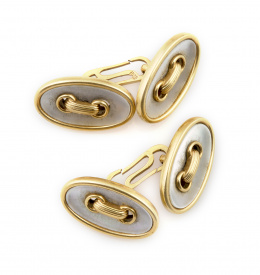 212.  Gemelos dobles de pp. s.XX en forma de botones ovalados en nácar y oro amarillo de 18K