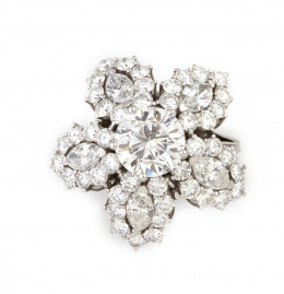 403.  Importante sortija flor con centro de brillante de 2,25 ct, color estimado I-J SI2, y cinco pétalos con diamantes navette orlados de brillantes