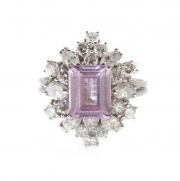 208.  Sortija con rosa de Francia de talla rectangular rodeada por navettes y brillantes en orla curva a diferentes niveles