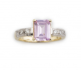 333.  Sortija con rosa de Francia rectangular y brillantes en los brazos de la montura 