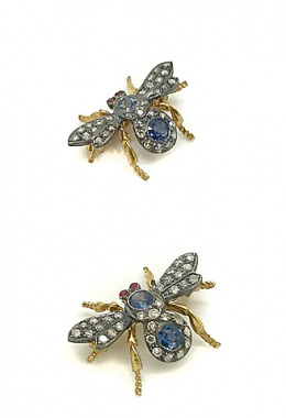 60.  Conjunto de dos broches en forma de moscas con zafiros, brillantes y ojos de rubí