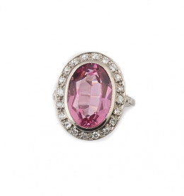 711.  Sortija de pp.S. XX con rosa de Francia oval orlada de brillantes en montura de platino