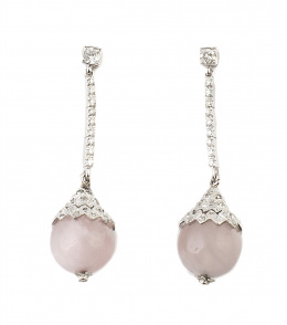 115.  Pendientes largos de brillantes con esfera de cuarzo rosa desmontable que penden de línea rivière de brillantes