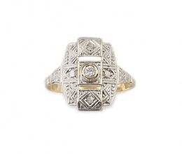 107.  Sortija Art-Decó con brillante central en marco rectangular escalonado