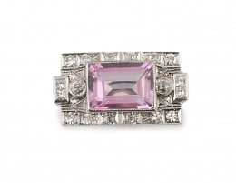 561.  Sortija Art Decó con gran frente rectangular de rosa de Francia y brillantes en marco de diseño geométrico