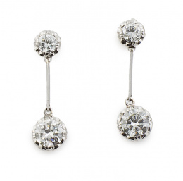 762.  Pendientes largos con dos brillantes unidos por barra articulada. Desmontables para usar sólo dormilonas superiores.