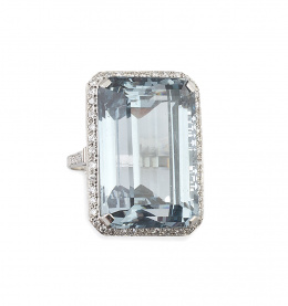 605.  Sortija con gran aguamarina rectangular de 74 ct orlada de brillantes en montura de platino con galería calada