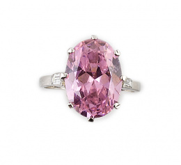 83.  Sortija con rosa de Francia oval y dos baguette de diamantes a los lados 