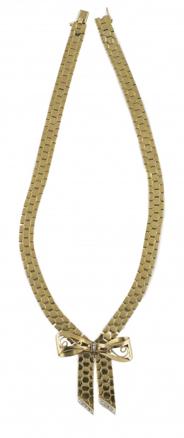 292.  Collar chevalier años 40 con lazo frontal realizado en malla de hexágonos articulados en oro rosa de 18K