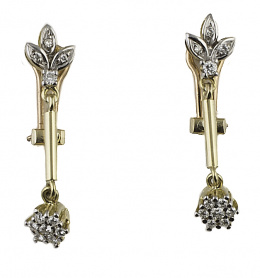 746.  Pendientes largos con rosetón colgante de barrita rematado en tres hojas de brillantes en oro bicolor de 18K