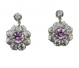 137.  Pendientes con rosetón colgante de rosa de Francia orlados de brillantes que penden de brillante superior