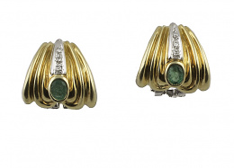 431.  Conjunto de pendientes y sortija con esmeralda oval y brillantitos en banda gallonada de oro bicolor de 18K