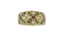 749.  Sortija con brillantes, rubíes, esmeraldas y zafiros dibujando rombos en montura de frente ancho