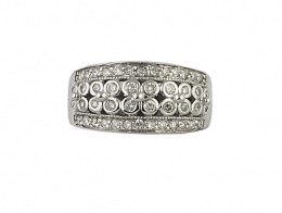 545.  Sortija con brillantes en dos bandas de chatones centrales dibujando flores, entre dos bandas de pavé