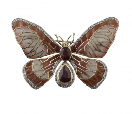 582.  Broche mariposa con alas de esmalte plique-à-jour en tonos rosados a rojos, con cuerpo de rubíes talla oval y perilla y diamantes en perfil exterior de las alas y rodeando la perilla de rubí