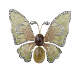 568.  Broche mariposa con alas de esmalte plique-à-jour en tonos verdes, rosas, con cuerpo de cabuchones de turmalina amarilla y rosa y brillantes en perfil exterior de las alas