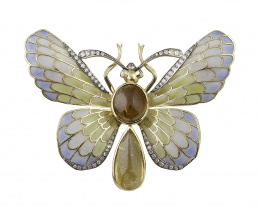 571.  Broche mariposa con alas de esmalte plique-à-jour en tonos verdes a azules, con cuerpo de cabuchones de turmalina amarilla y  color cognac y brillantes en perfil exterior de las alas