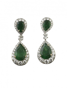 564.  Pendientes largos con dos esmeraldas talla perilla orladas de brillantes articuladas entre sí por un diamante de talla oval