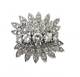 149.  Sortija flor de brillantes años 50 con línea central elevada de brillantes entra dobles bandas de pétalos de brillantes escalonados